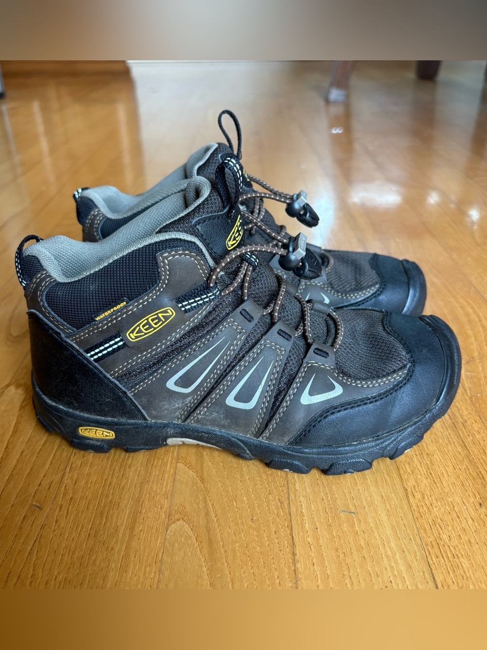 Keen Oakridge Mid waterproof hiking boots brown Black Kids Youth Boys Size 3